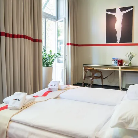 Home Aparthotel 4*